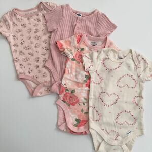 4x Gerber Modern Moments Pink Floral Heart Baby Onesie Bodysuits Short Sleeve